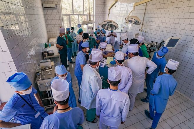 Während Operation mit sehr vielen Mitarbeitern im Operationssaal